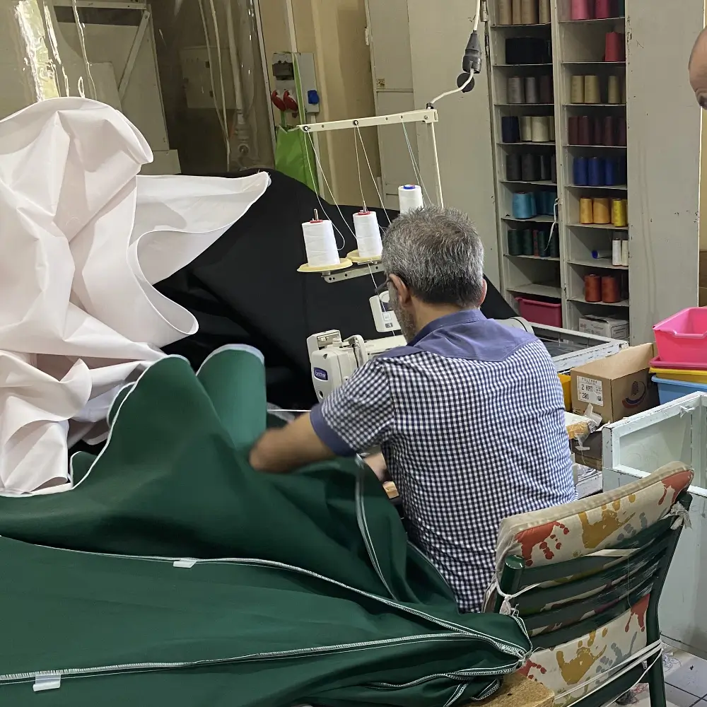 Atelier de couture de tissu pour auvent et parapluie