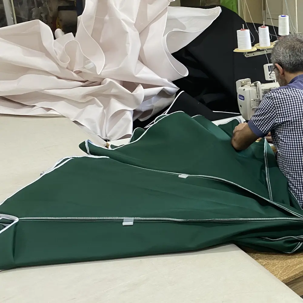 Atelier de couture de tissu pour auvent et parapluie